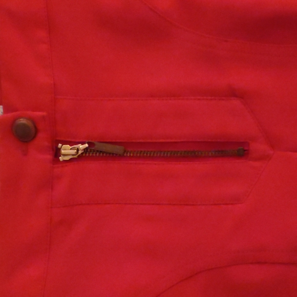 Brand new red skirt. Front zipper. Pleated in the front. Sleat in the back - Picture 3 of 5